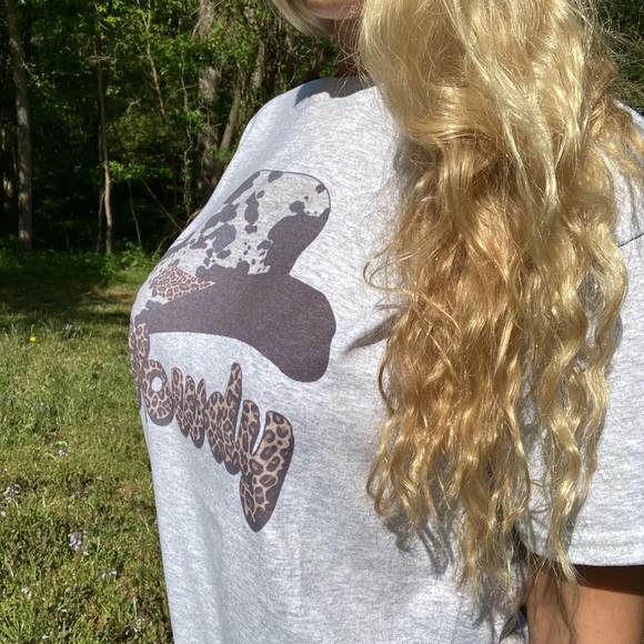 Howdy Graphic Tee - Picture 4 of 9